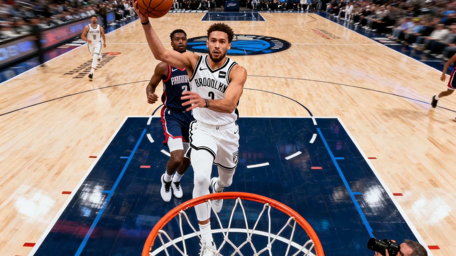 NBA常规赛高清直播近景，控卫持球突破禁区，防守球员紧逼跟进，篮筐下方摄影师蹲守抓拍